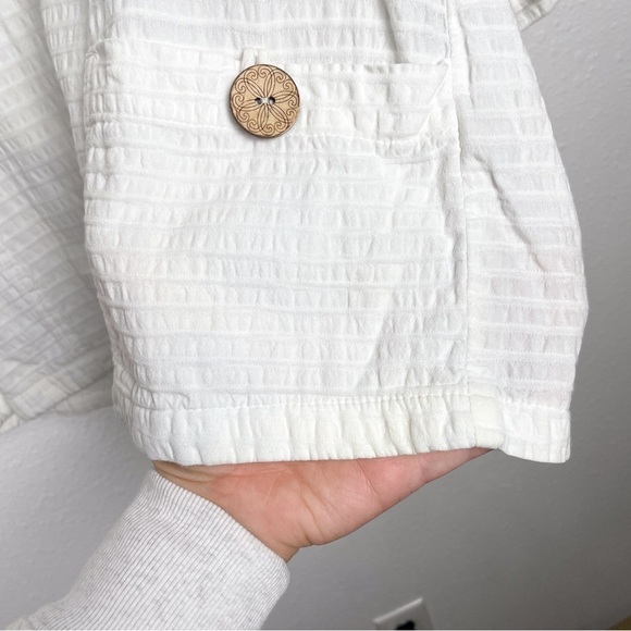 Focus Size S White Linen Shirt with Natural Wood Buttons | LagenLook Boho - Picture 9 of 11